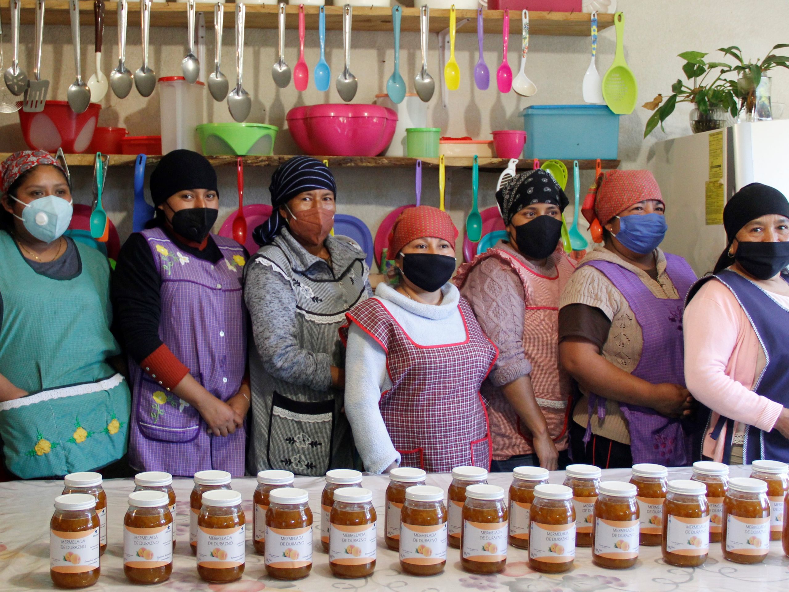 02 Mujeres del Ejido Zirahuato durante la elaboración de mermeladas (1)